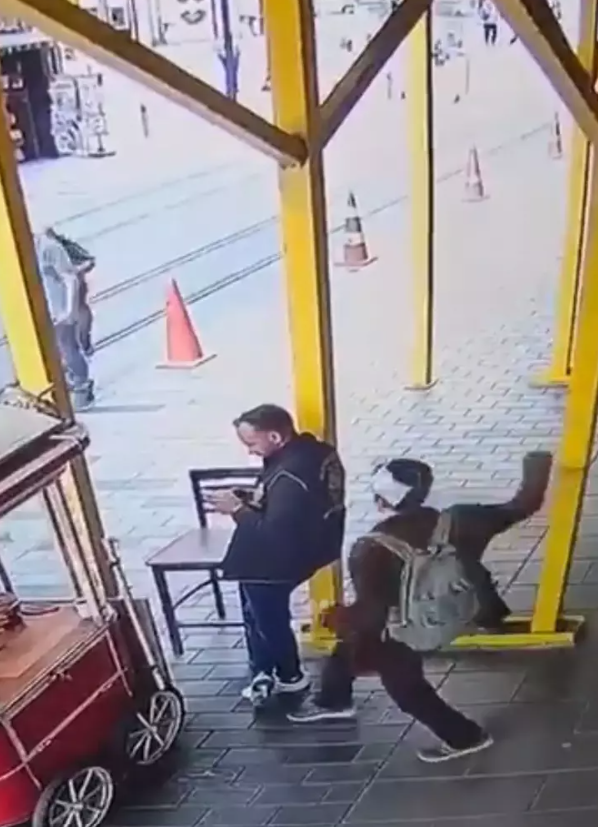 İstanbul’da dehşet: Polisi boğazından bıçakladı!!