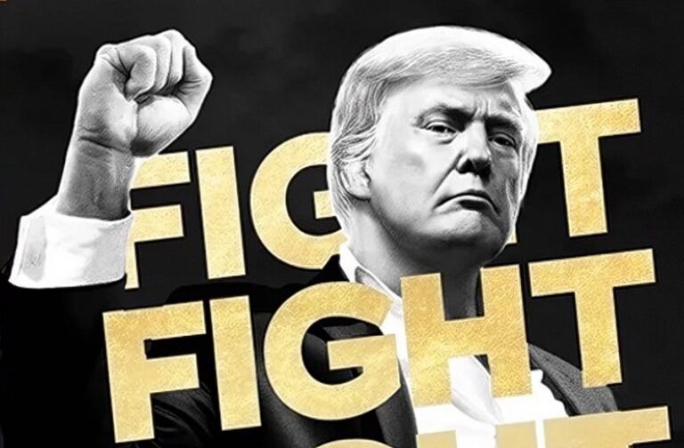 Donald Trump'ın mücadeleci bir duruş sergileyen siyah-beyaz bir görüntüsü, arka planda büyük altın harflerle 'MÜCADELE' yazıyor.